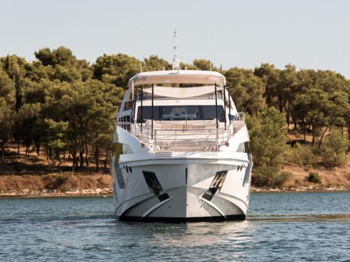 Motor yacht Azimut 88 for rent in Sibenik