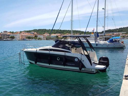 Yacht Balt 818 Titanium chartern in Kukljica