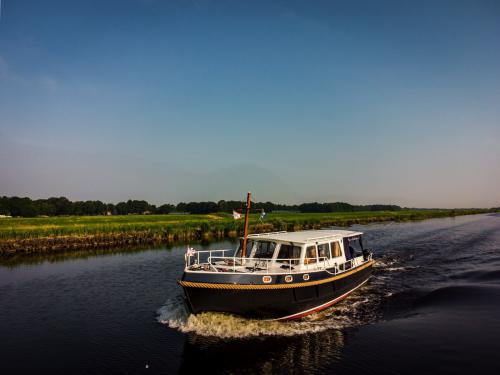 Motorboat Barkas 1080 available for charter in Heukelum