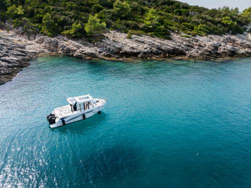 Motorboot Barracuda 8 chartern in Split