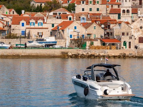 Motor yacht Bavaria 29 Sport available for charter in Tribunj