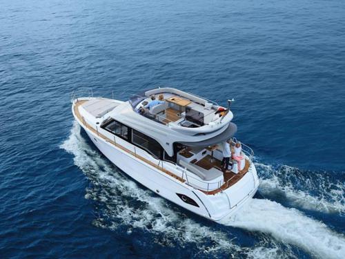 Motoryacht Bavaria E40 FLY chartern in Pula