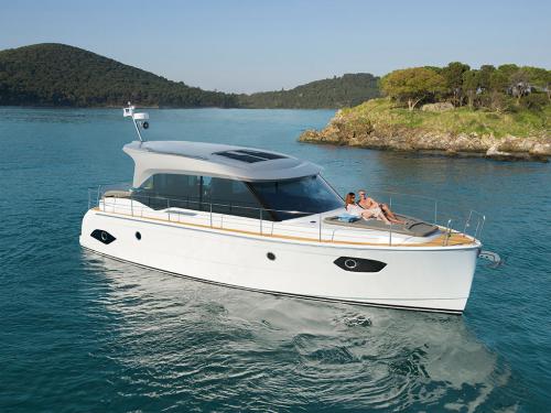 Motorboat Bavaria E40 Sedan for rent in Rheinsberg