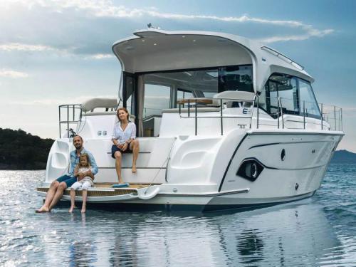 Motor yacht Bavaria E40 Sedan for rent in Berlin City