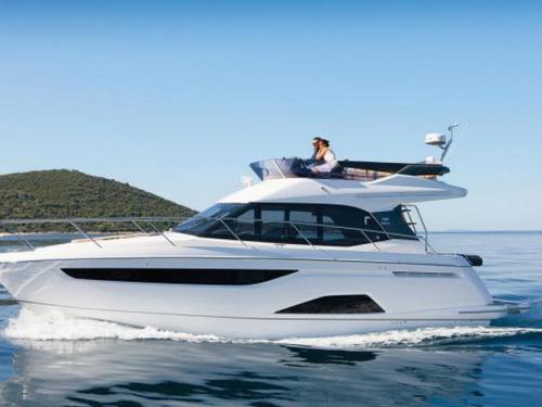 Motorboat Bavaria R40 FLY for charter in Kastel Gomilica
