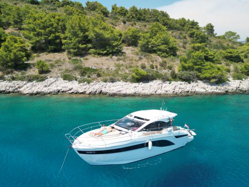Motoryacht Bavaria SR 41 chartern in Trogir