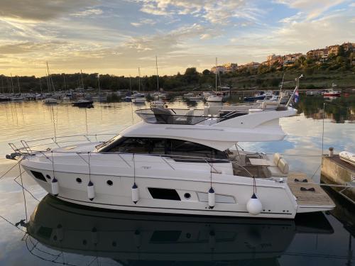 Yacht Bavaria Virtess 420 chartern in Marina Dalmacija