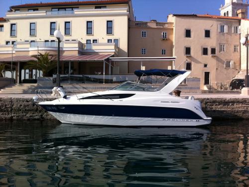 Motorboot Bayliner 285 Ciera Yachtcharter in Marina Punat
