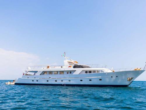Motorboat Benetti 115 for charter in Salerno Marina