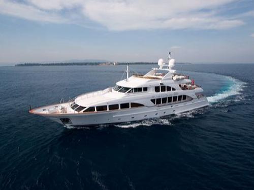 Motor yacht Benetti Classic 120 for rent in Antibes