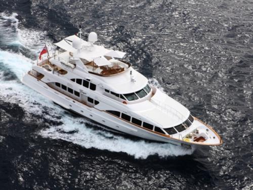 Motorboat Benetti Classic 120 for rent in Antibes Harbor