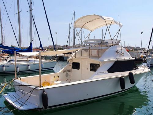 Yacht Bertram 28 for charter in Kallithea Yacht Bertram 28 for charter in Kallithea