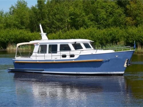 Motor yacht Bravoure 34 Twin available for charter in Drachten