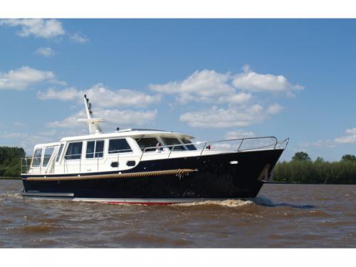 Motorboot Bravoure 40 Yachtcharter in Brandenburg an der Havel