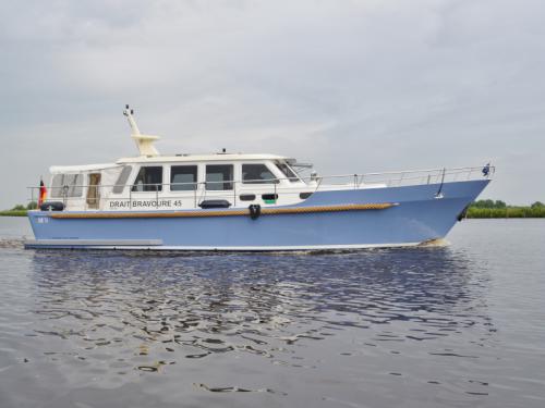 Motor yacht Bravoure 45 for rent in Drachten