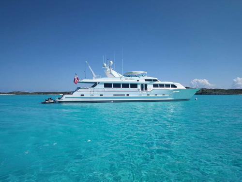 Motorboat Broward 33M for rent in Nassau