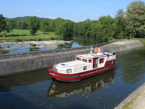 Motor yacht Burgundy 1200 for rent in Vermenton