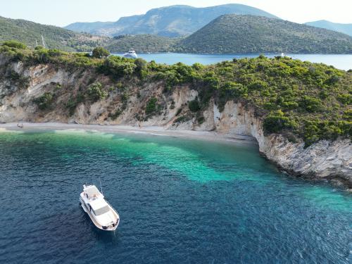 Motorboot Canados 58 Yachtcharter in Nydri