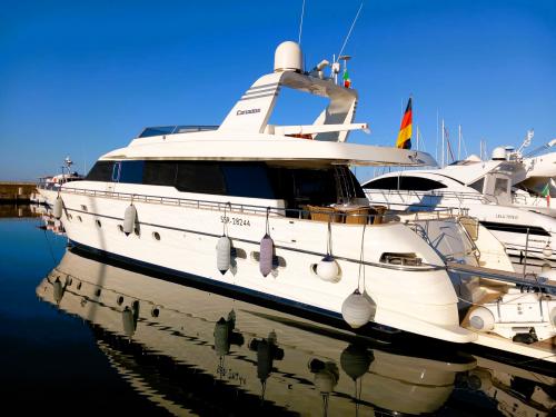 Canados 86 Luxury Yacht for charter in Salerno (Italy)
