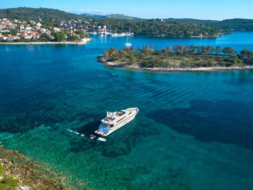 Canados 86 Luxury Yacht for charter in Baska Voda (Croatia) Canados 86 Luxury Yacht for charter in Baska Voda (Croatia)