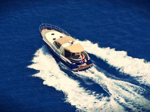 Motorboot Catcruiser 45 Yachtcharter in Stobrec Port