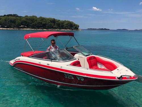 Motorboot Chaparral 236 SSX chartern in Tribunj