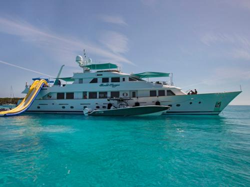 Motorboat Christensen 130 for rent in Palm Cay Marina