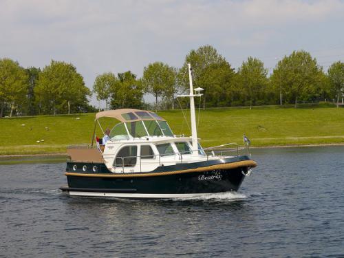 Yacht Classic Sturdy 32 AC available for charter in Capestang Marina
