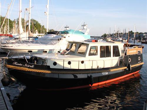 Motorboat Classic Sturdy 35 AC for hire in Luebeck