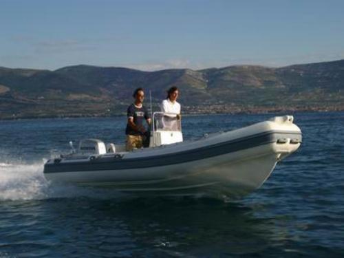 Motorboot Clubman 21 chartern in Trogir