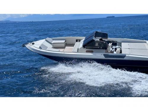 Motor yacht Conam 30 America for hire in Naples Motor yacht Conam 30 America for hire in Naples