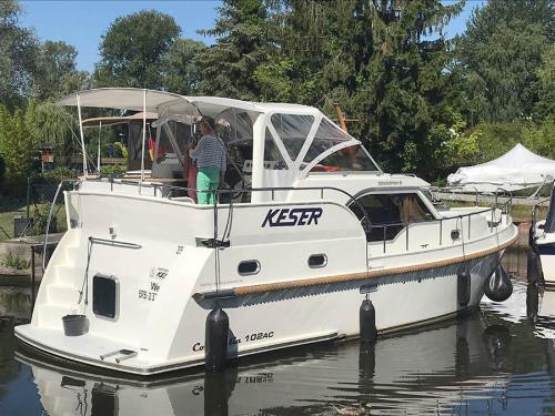 Motor yacht Concordia 102 AC for hire in Marina Bootscenter Keser