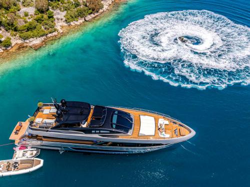 Corsaro 100 Luxus Yachtcharter in Baska Voda (Kroatien)