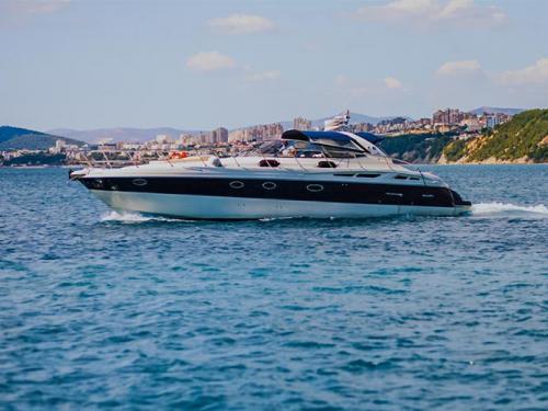 Motoryacht Cranchi 50 Yachtcharter in Stobrec