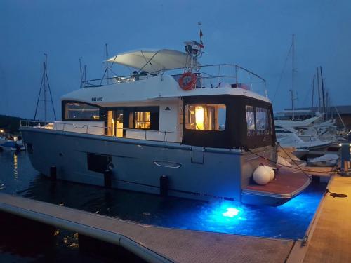 Motorboot Cranchi T 53 Yachtcharter in Marina Budva