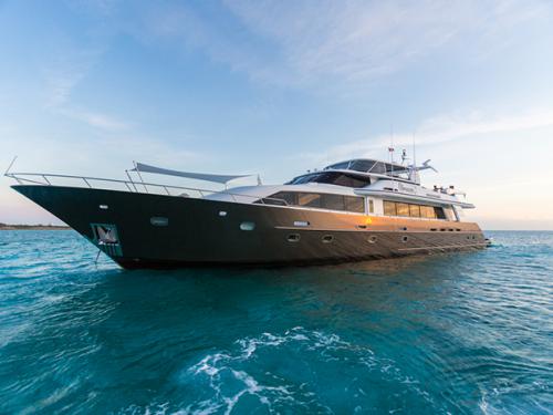 Motor yacht Crescent 116 for rent in Crow Bay Marina