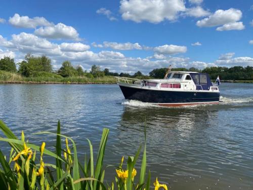 Motor yacht Curtevenne 830 for rent in Heukelum