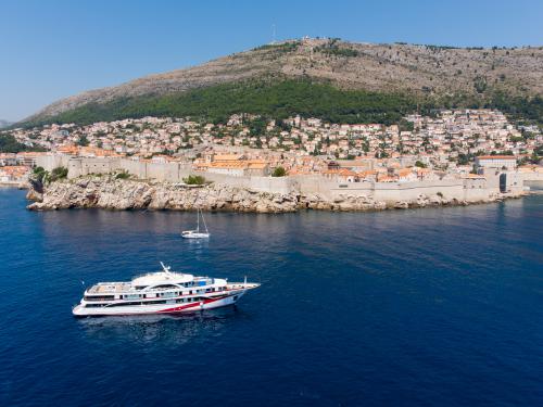 Yacht Antaris for rent in Split