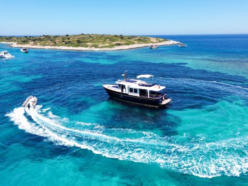 Motor yacht Sevill for rent in Yalikavak