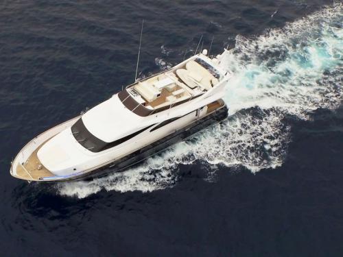 Crewed Yachtcharter mit Kapitän, Koch und Hostess