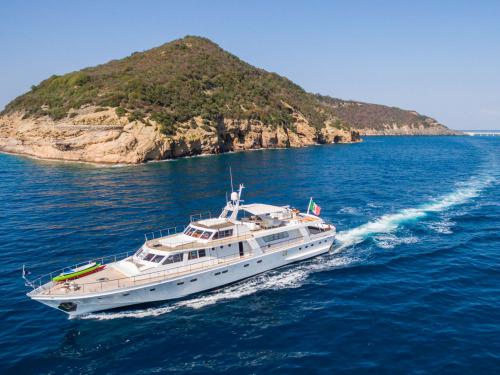 Luxury Motor Yacht with crew in Procida