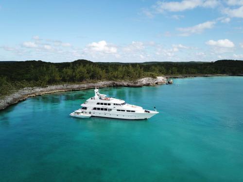 Luxury crewed Motor Yacht charter Miami Luxury crewed Motor Yacht charter Miami