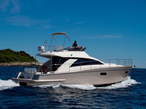 Motor yacht Cyrus 13.8 for rent in ACI marina Pula