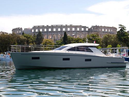 Motorboot Cyrus 13.8 Yachtcharter in Tivat