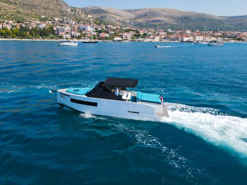 Motoryacht D28 Open Yachtcharter in Seget