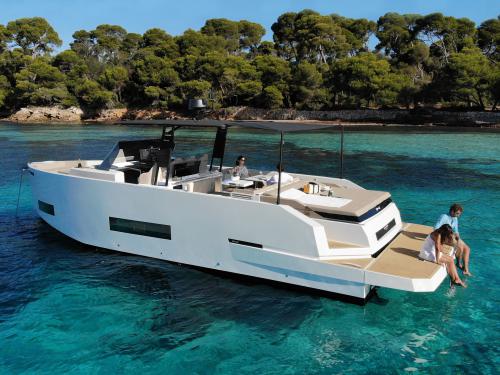 Motorboat D42 Open for charter in Lavrio