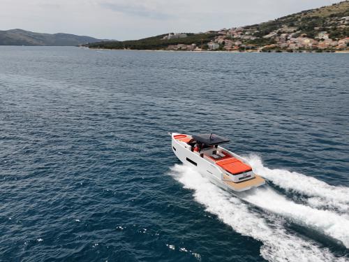 Motoryacht D42 Open chartern in Seget
