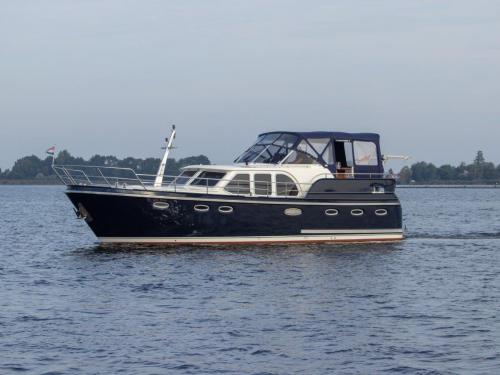 Motor yacht DeDrait Deluxe 42 for hire in Akkrum