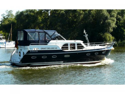 Motor yacht DeDrait Deluxe 42 for charter in Woudsend