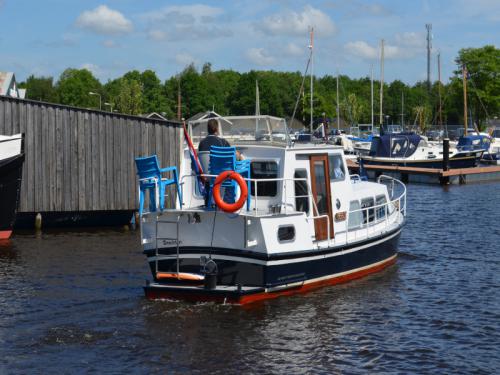 Motor yacht Doerak 850 AK for rent in Drachten